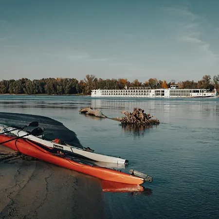Fekete Gólya 3* Baja